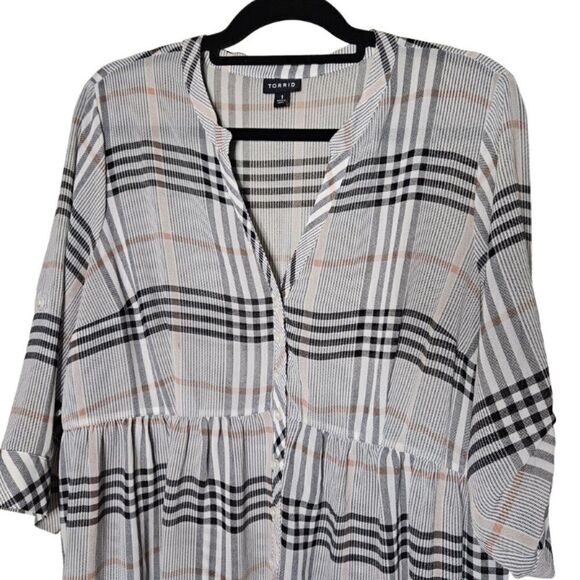 Torrid Plus Size Sheer, Y Neck, High/Low, Button down Plaid Flowy Top, Size 1 - Picture 3 of 8
